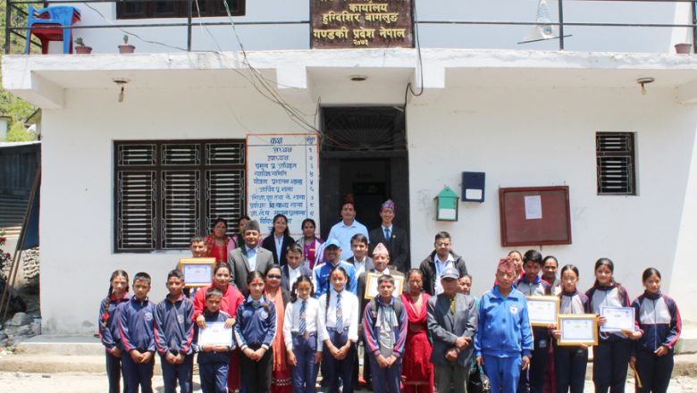 उत्कृष्ट विद्यार्थीलाई पालिकाले गर्यो सम्मान