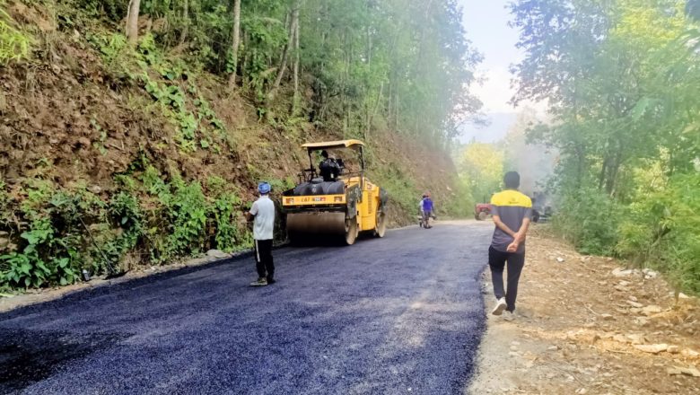 बागलुङ–जैमिनी जोड्ने पाँच किमी सडक कालोपत्र अन्तिम चरणमा