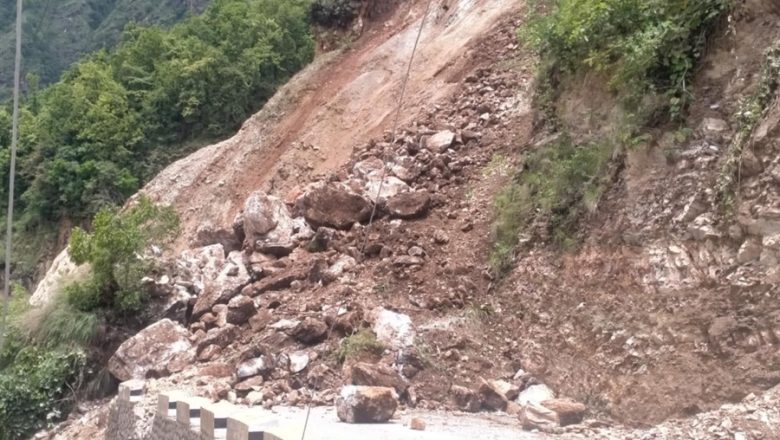 पहिरोको कारण मोटरबाटो अबरुद्ध