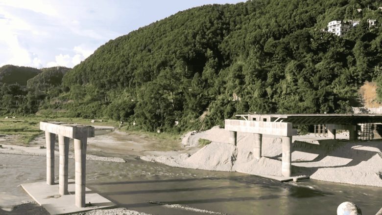 चारलेनको पुल बन्दै