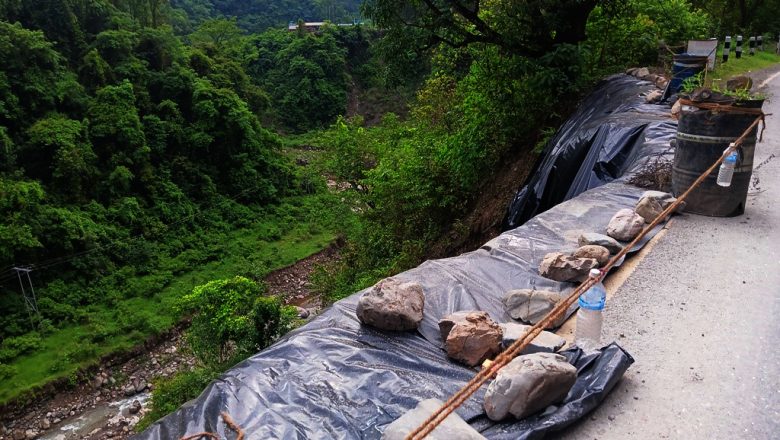तिनाउँमा पहिरो व्यवस्थापन हुँन नसक्दा सडक जोखिममा