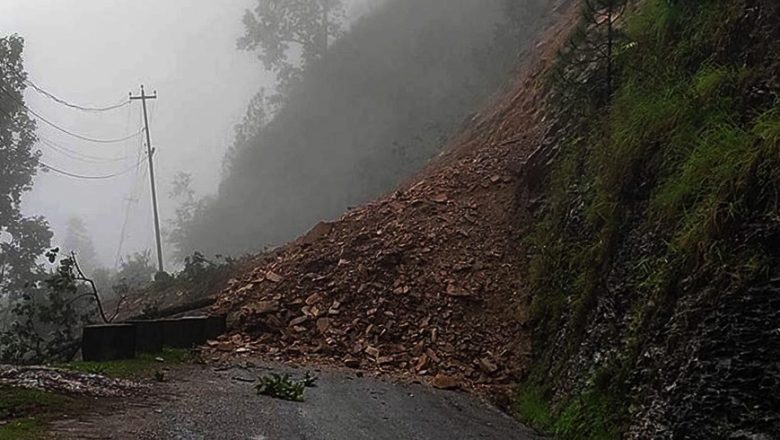 अविरल वर्षाले रिडी–वामीटक्सार सडक अवरुद्ध