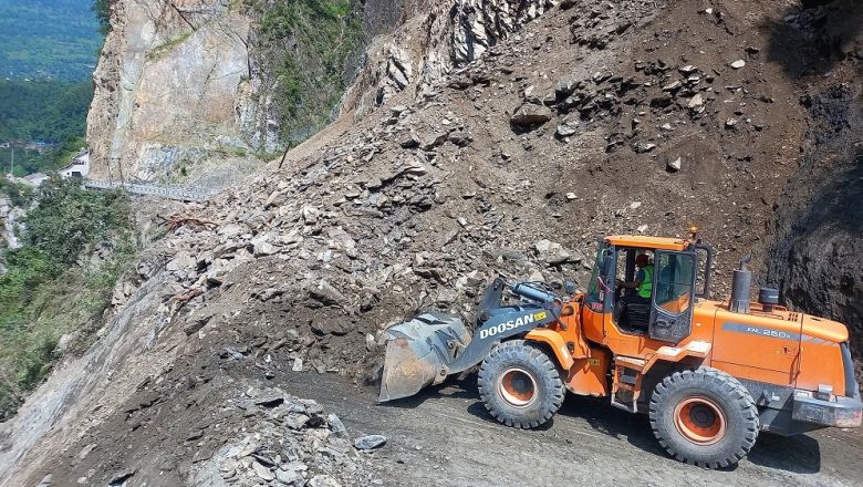 तुइनखोला पहिरो : राजधानी जाने मुख्य सडक कहिलेसम्म अवरुद्ध ?